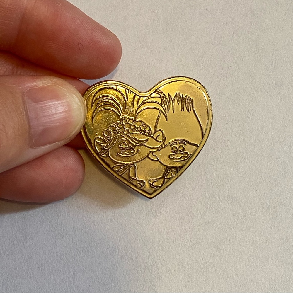 NWOT Trolls gold heart-shaped pin